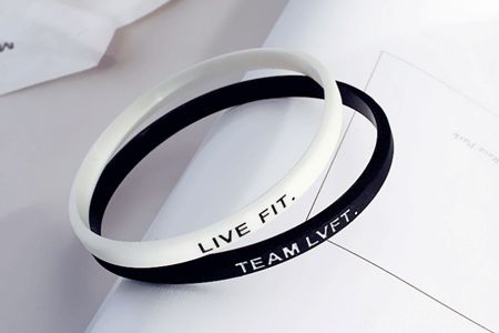 時(shí)尚字母模印硅膠手環(huán)